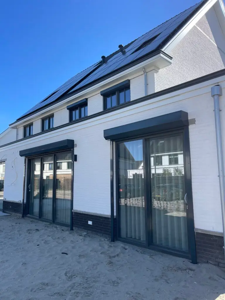 Moderne woning met screens voor de grote ramen