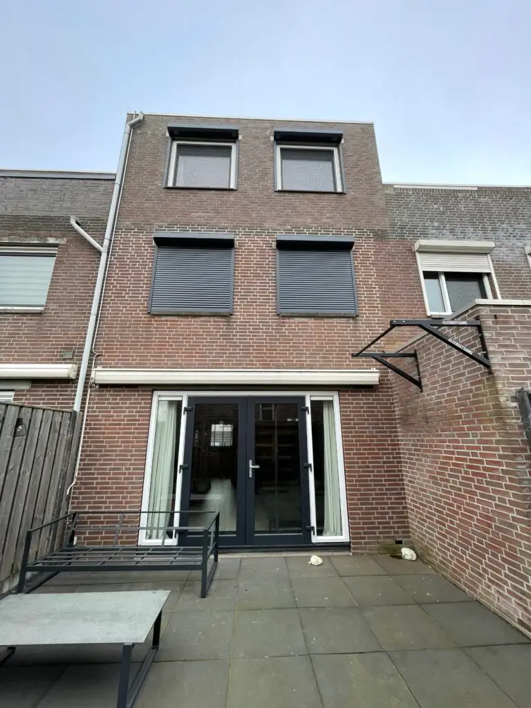 Rolluiken aan de achtergevel van een stadswoning