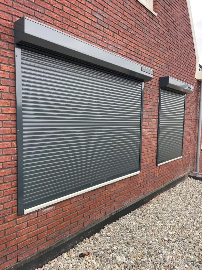Rolluiken op maat aan een bakstenen woning