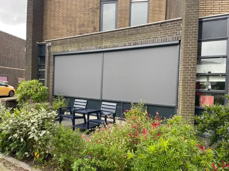 Screen als zonwering langs een terras