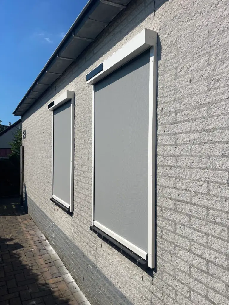 Zonwerende screens voor de ramen van een woning