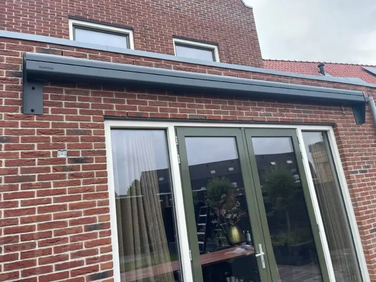 Uitvalschermen voor de ramen van een woning