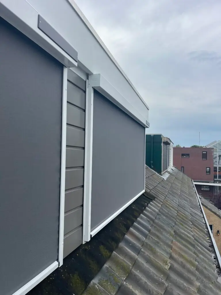 Donkere screens langs de ramen van een woning