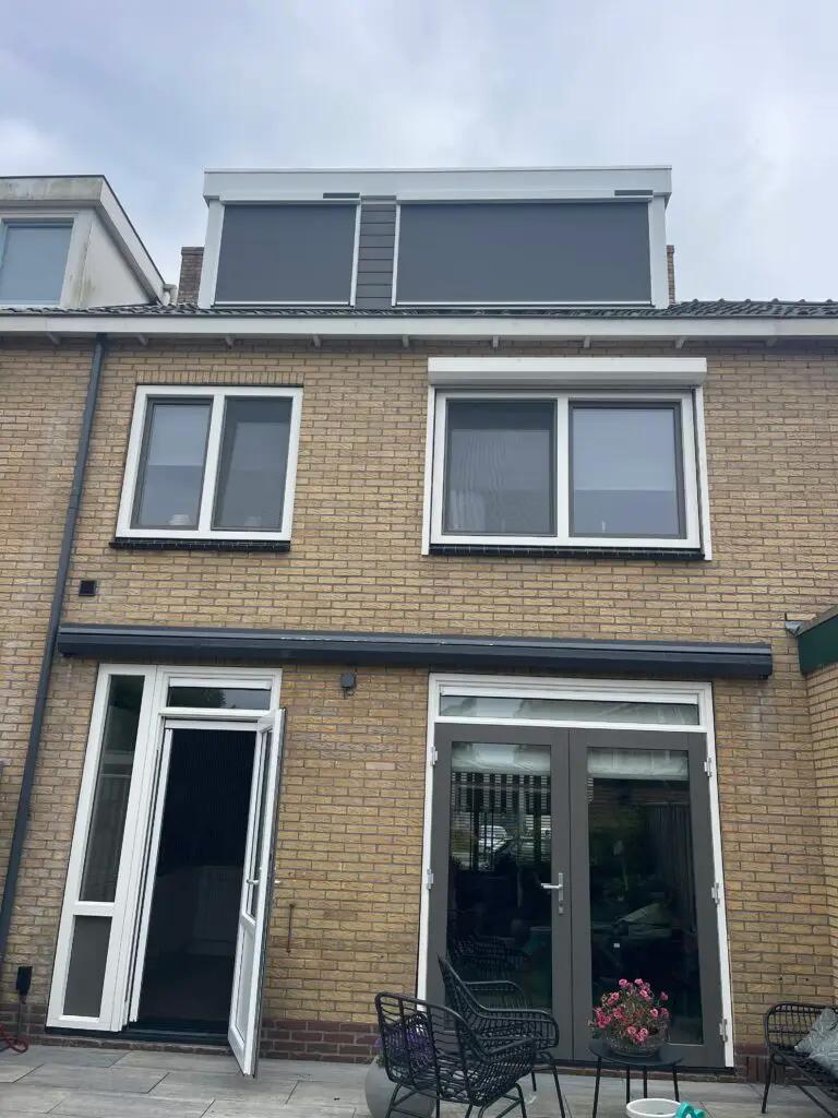 Woning met zonwering aan de achtergevel