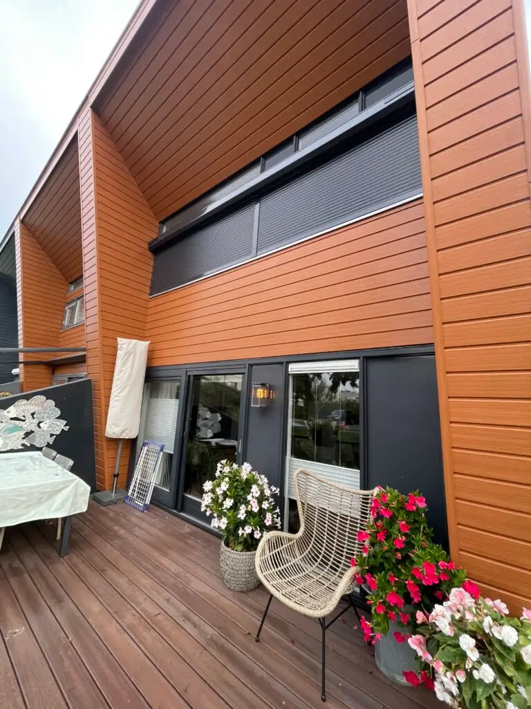 Knikarmscherm boven een houten terras