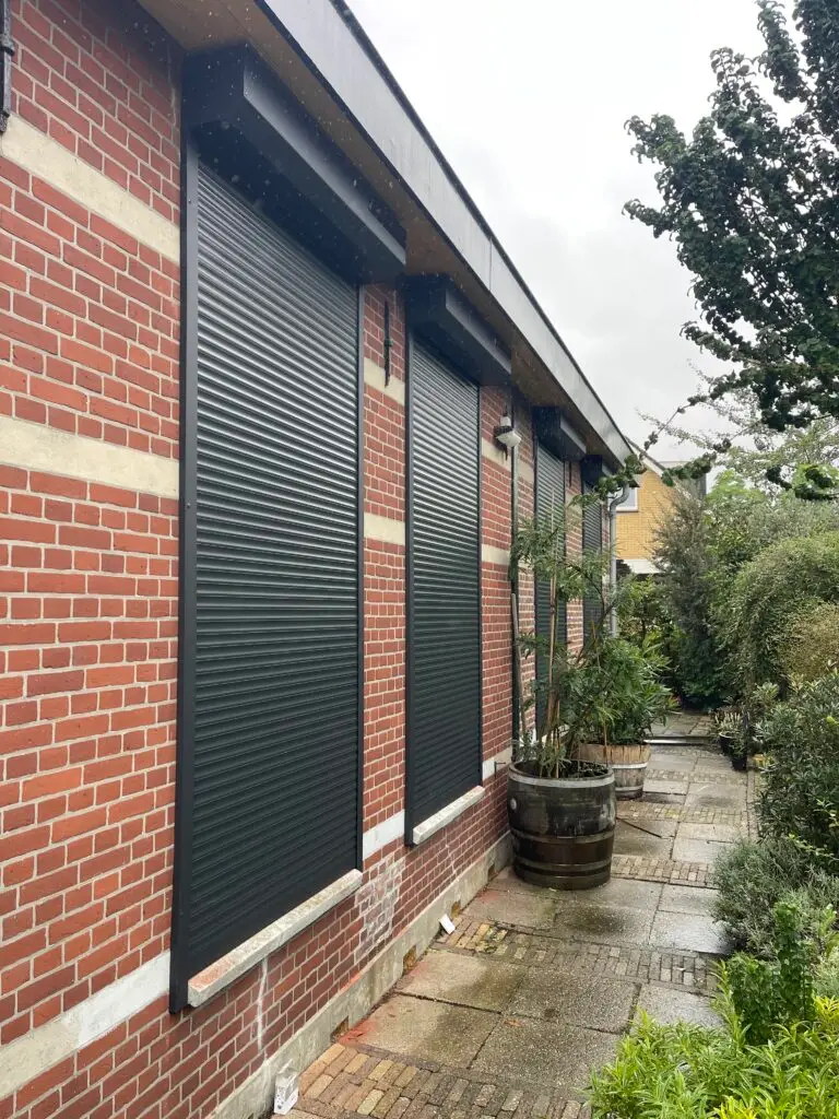 Rolluiken gemonteerd aan een woning