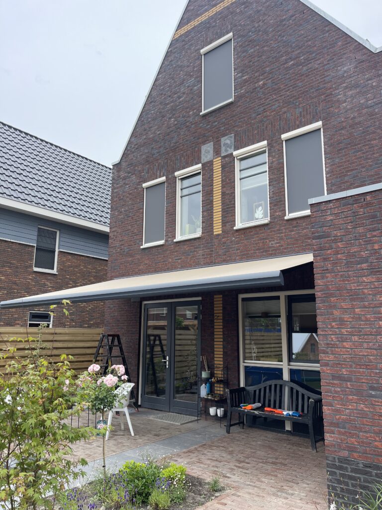Knikarmscherm boven een terras
