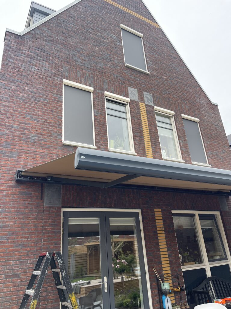 Zonnescherm boven openslaande deuren van een woning