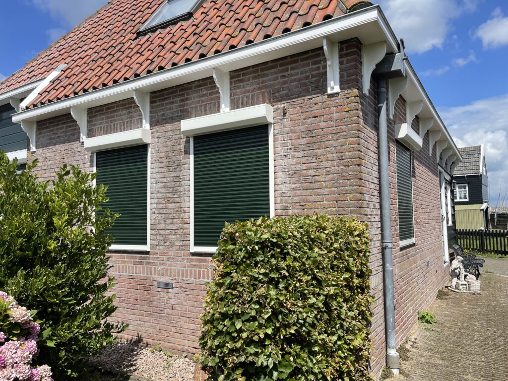 Groene rolluiken aan een vrijstaande woning